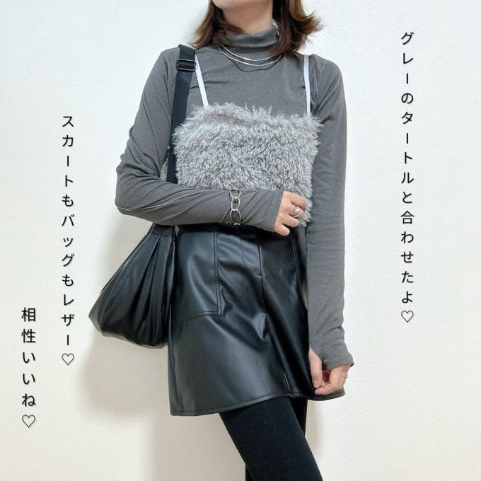 Availの「フェイクファービスチェ＋プルオーバーアンサンブル」×レザーミニスカート