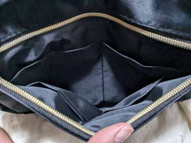 フロントポケットを開いたところ