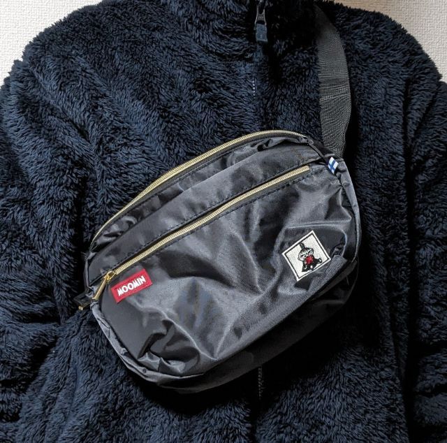 バッグを肩にかけたところ