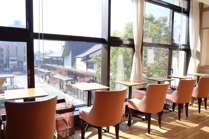 カウンター席から鎌倉駅を見下ろせる