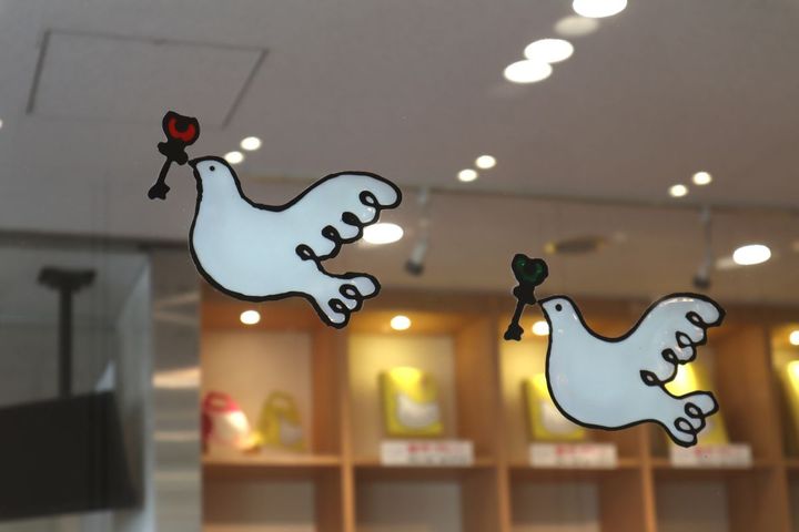 おなじみの鳩モチーフがあちこちに