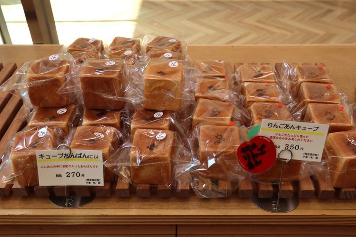 定番のキューブあんぱん1個270円（左）