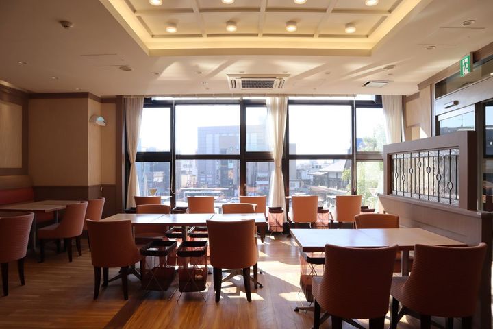 大きく窓がとられた明るい店内