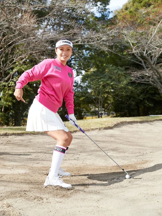 「バンカーでボールが砂に埋まった」そんなときは“あえてダフらせる”のが正解！