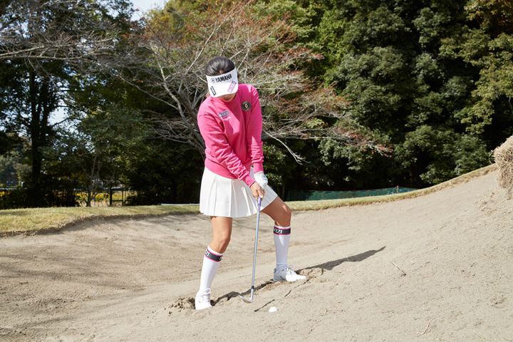 「バンカーでボールが砂に埋まった」そんなときは“あえてダフらせる”のが正解！