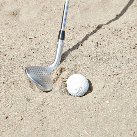 「バンカーでボールが砂に埋まった」そんなときは“あえてダフらせる”のが正解！