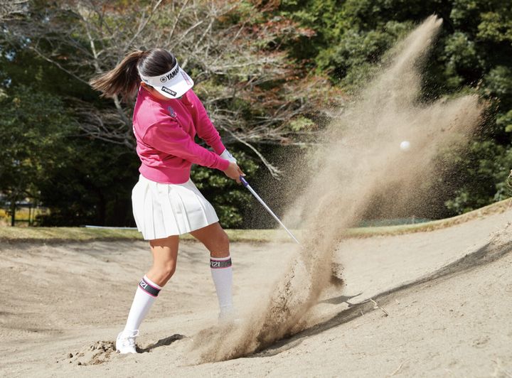 「バンカーでボールが砂に埋まった」そんなときは“あえてダフらせる”のが正解！