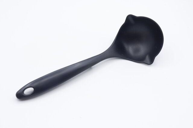 ダイソーの先がつかないお玉は両方に注ぎ口がある