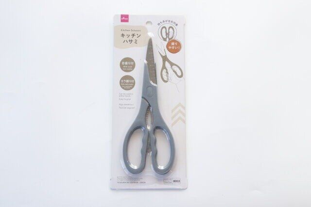 ダイソーのキッチンハサミ（wavy）のパッケージ