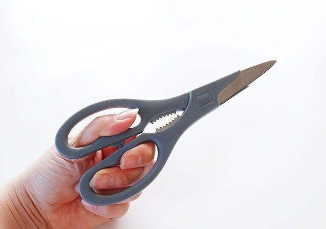 ダイソーのキッチンハサミ（wavy）は左右対称