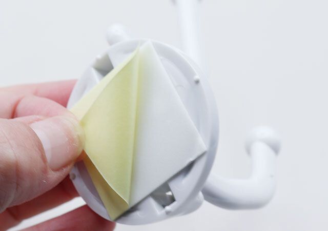 セリアのキャップ＆ハットフックの粘着テープ