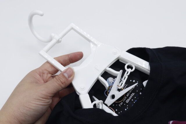 衣服の首元を崩さないダイソーのワンタッチハンガー