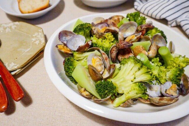 ブロッコリーとあさりのガーリックオイル蒸しのレシピ