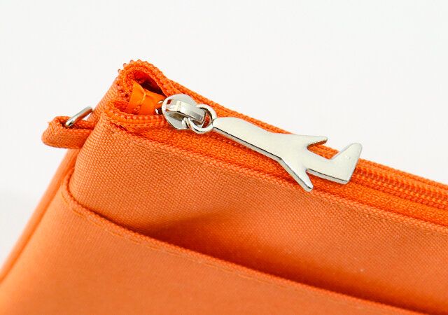 JTB完全監修 旅がもっと楽しくなる！キルティングショルダーバッグ BEIGEのポーチのファスナーチャーム