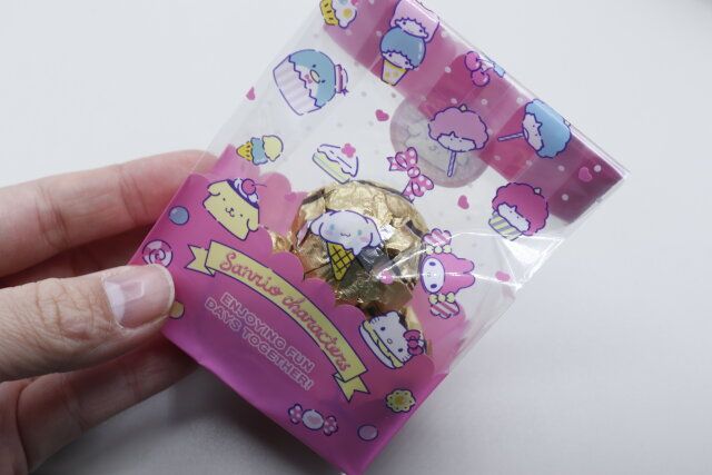 ダイソーのクリアガゼットバッグ（サンリオキャラクターズ）にチョコレートを入れた様子