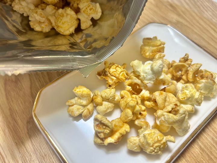無印キャラメルポップコーンを白い金縁の皿に出してみた
