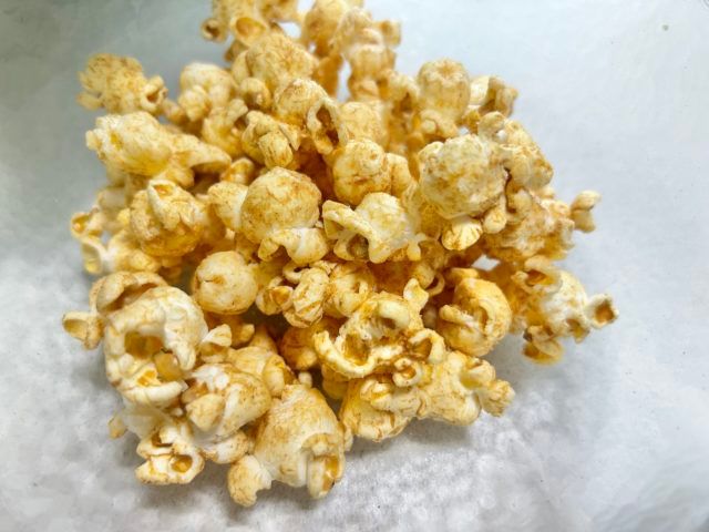 無印塩キャラメルポップコーンを透明皿に出してみた