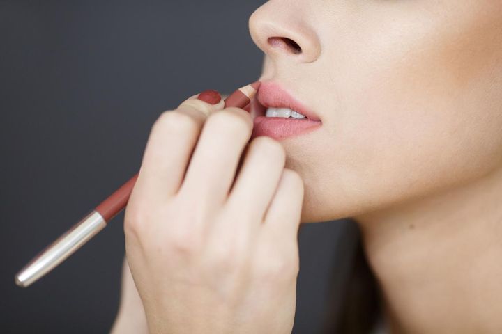 画像: ヌードカラーのリップラインをプラス