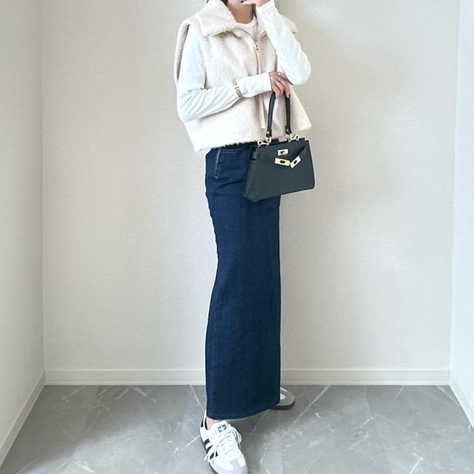 UNIQLOの「ソフトリブクルーネックT(長袖)」×デニムスリットスカート