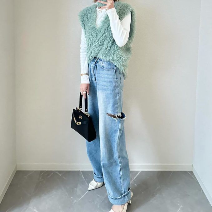 UNIQLOの「ソフトリブクルーネックT(長袖)」×サイドカットオフデニムパンツ