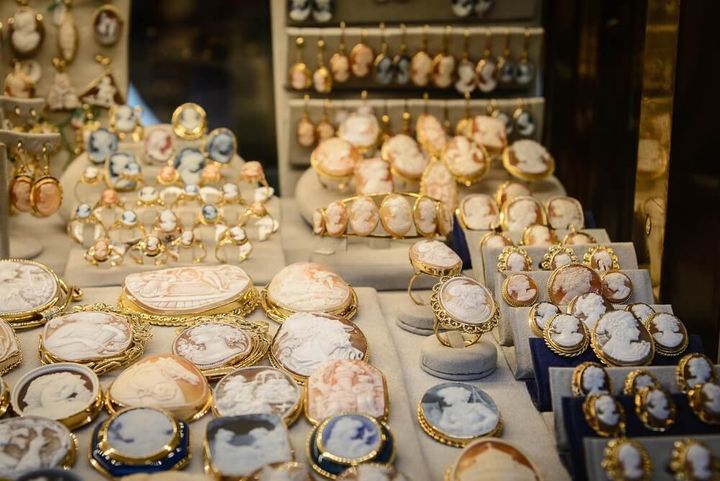 カメオが並んだ店内