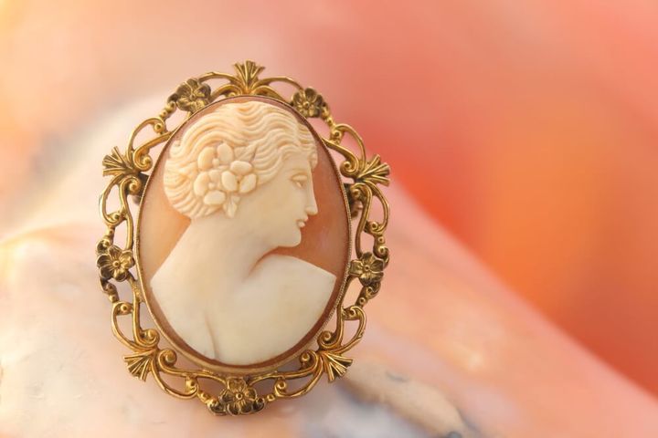 女性の横顔をモチーフにしたカメオ