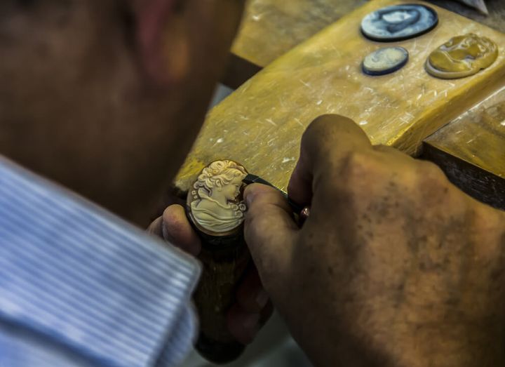 カメオを彫る職人