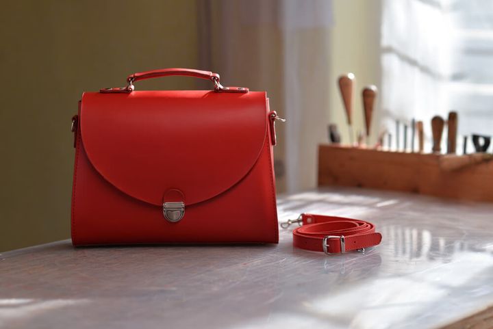 テーブルの上に置かれたハンドバッグ