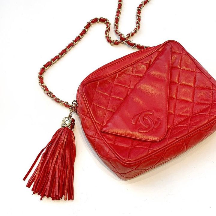 赤いシャネルのチェーンバッグ