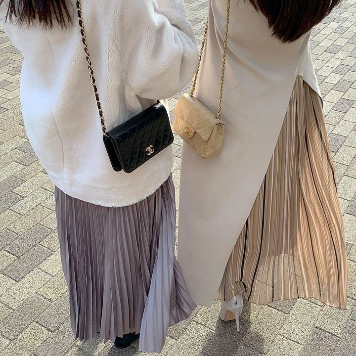 シャネルのチェーンバッグを肩がけする女性二人