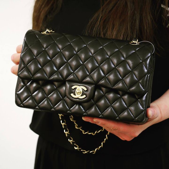 シャネルのマトラッセを持つ女性の手元