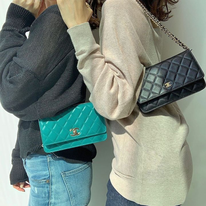 シャネルのチェーンバッグを肩がけする女性二人