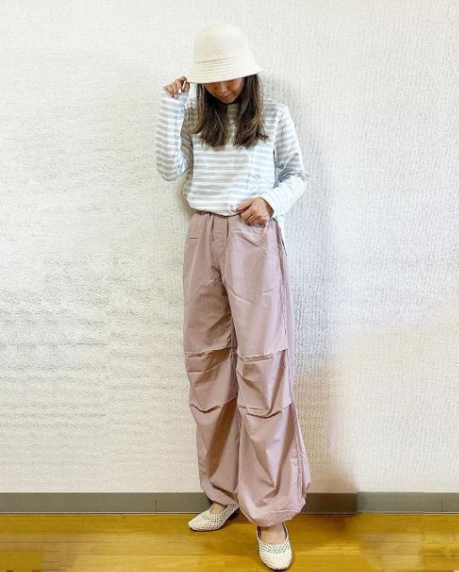 ピンクのパラシュートとボーダー柄トップスのコーデ