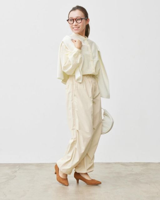 ナチュラルのパラシュートとシャツのコーデ