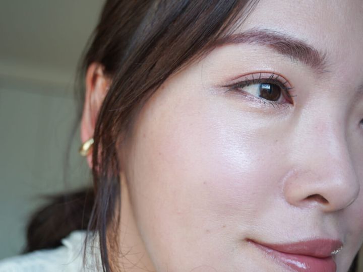 おすすめのカラーは、ソフトなピンクやローズ系です。やわらかい印象で頬に血色感を与えることができます。可愛らしい印象がお好みの方にはピンク、上品な印象に仕上げたい方にはローズがおすすめです。