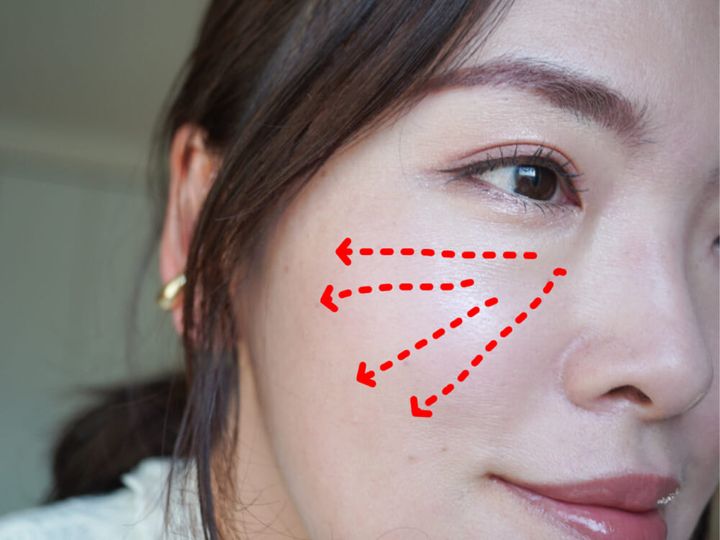 大きな三角形を作るイメージでチークを広く入れる