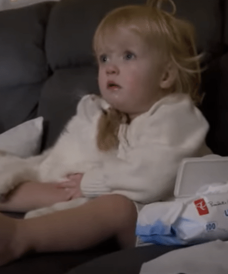 親友で家族で大切な存在♡ テレビを見る時も猫を抱っこしたまま離さない赤ちゃん。