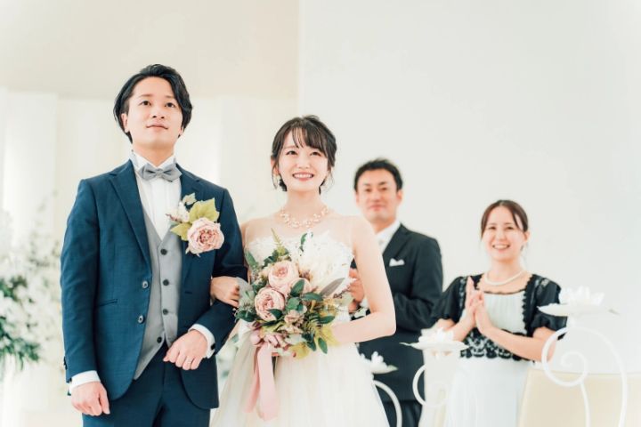 結婚式を行う新郎新婦と家族・友人・親族（アジア人・日本人・中国人・韓国人） 100146524