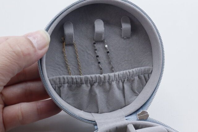 キャンドゥのアクセサリーケース ラウンドBLのフタ裏にはフック