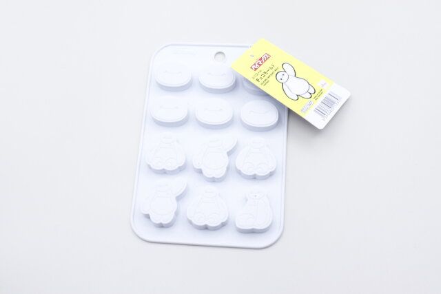 ダイソーのシリコーンチョコモールド（ベイマックス）と商品タグ