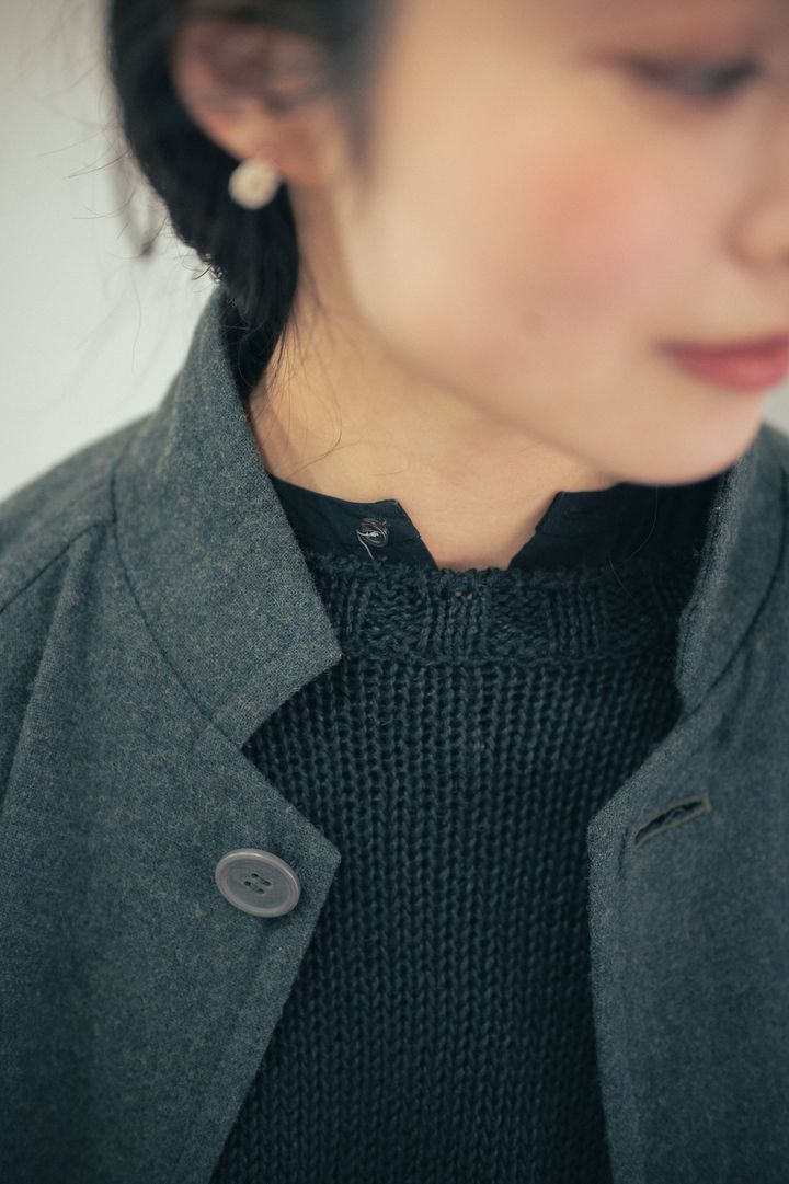 “ダークグリーン”のコート着まわし2選。モノトーンコーデにグッとこなれ感が生まれる！【FUDGE FRIEND おしゃれさんの毎日コーディネート】