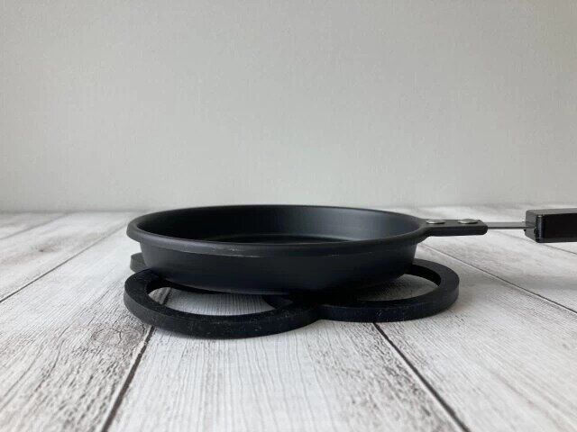 ダイソーの鍋敷きをフライパンの下に敷いた様子