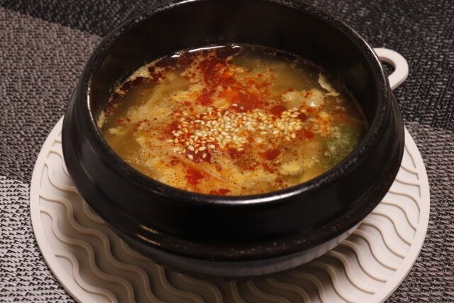 ダイソーのシリコーン鍋敷き（丸）を土鍋の下に敷いた様子