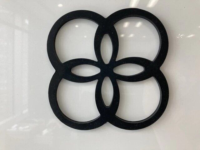 ダイソーの鍋敷きを冷蔵庫に付けた様子