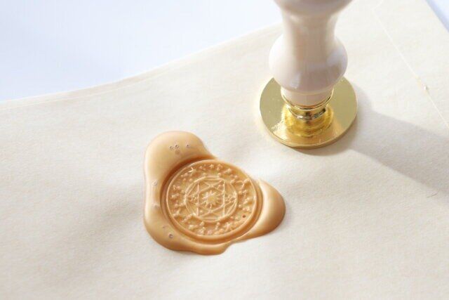 セリアのシーリングワックス 押し型 魔法陣でシーリングスタンプをした様子