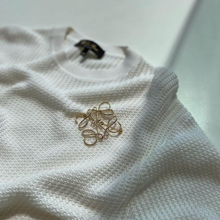 ロエベのブローチをあわせたコーデ