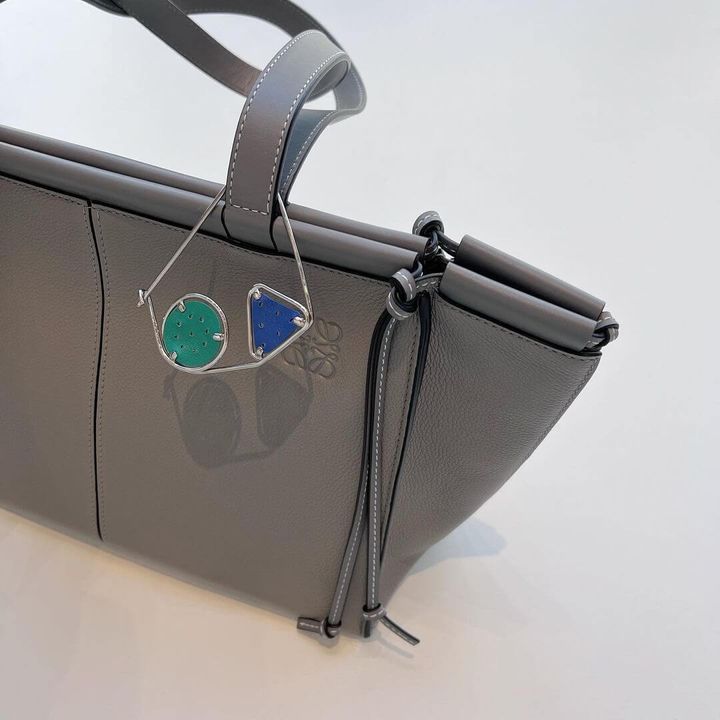 ロエベのバッグとブローチの組み合わせ