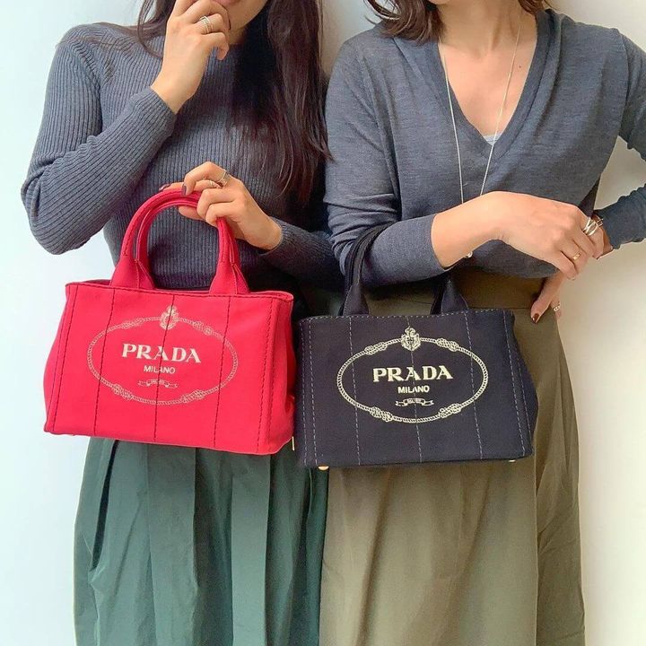 プラダのカナパを持った女性達