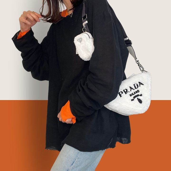 プラダのバッグでおしゃれを楽しむ女性