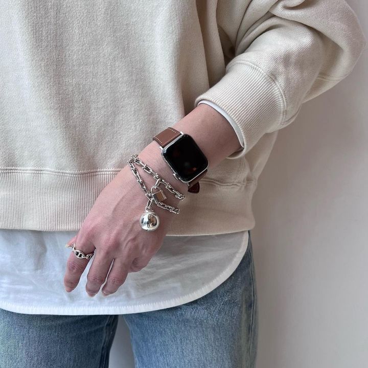 ティファニーのアクセサリーを着けた女性